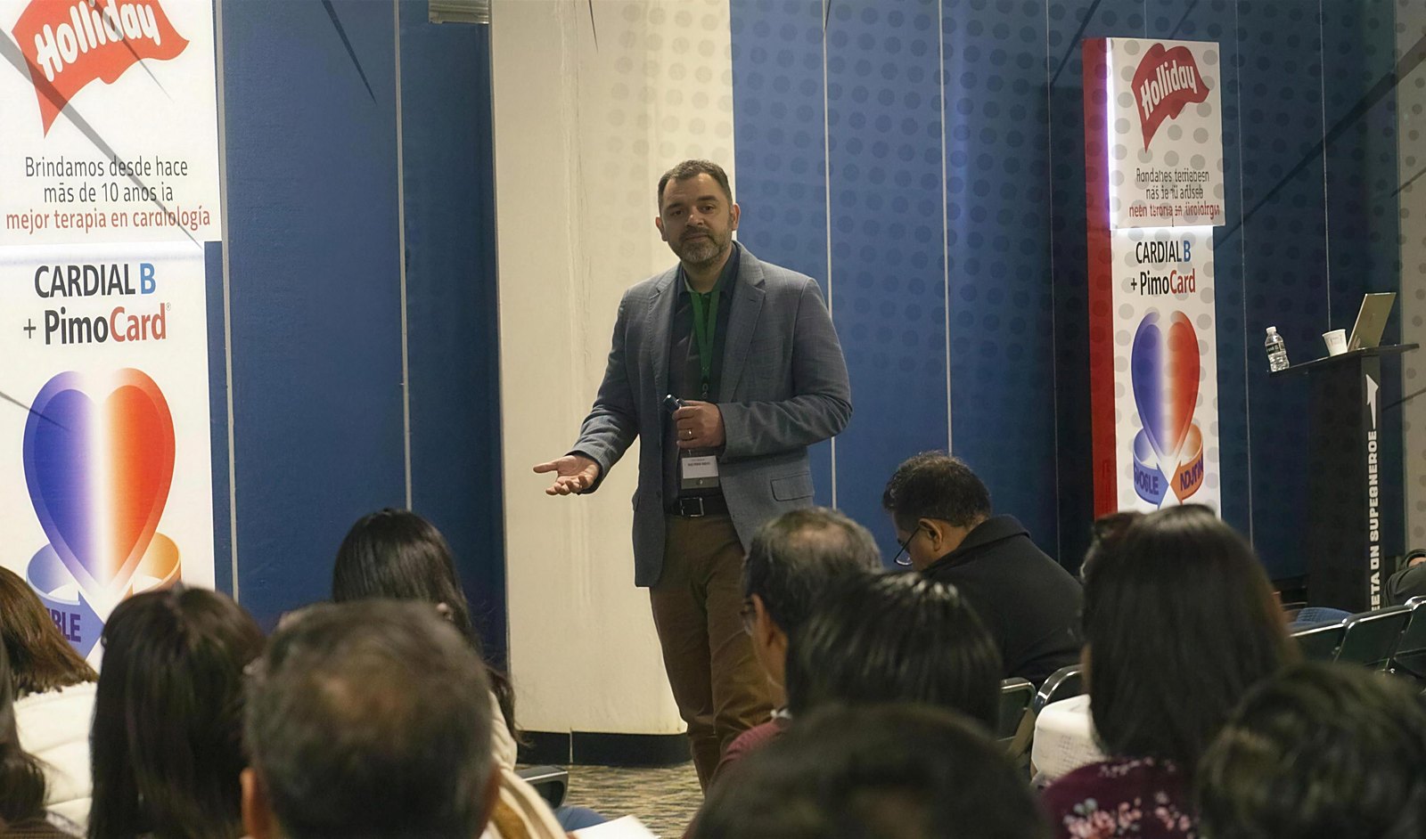 Charla de cardiología veterinaria ante colegas, en un congreso